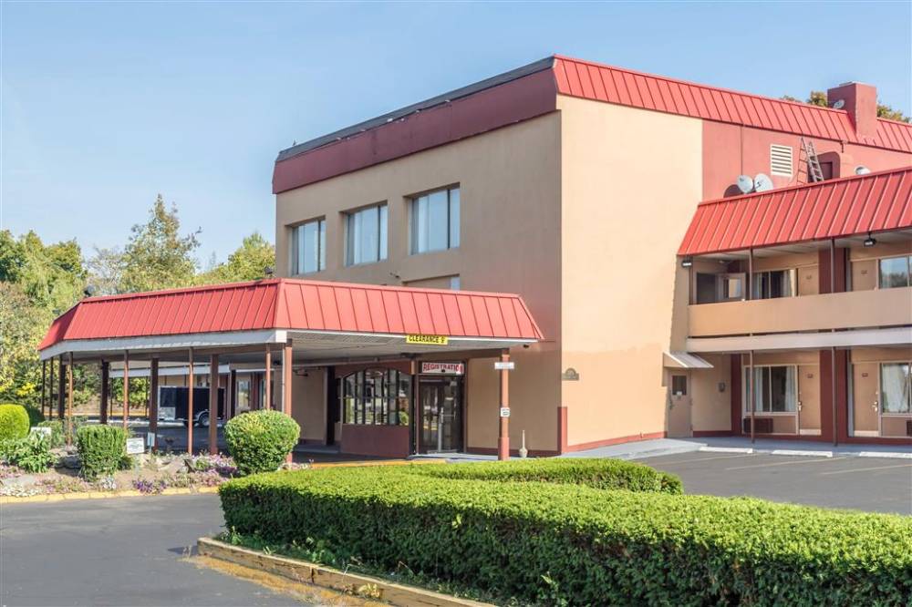 Econo Lodge 3